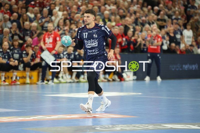 Marko Grgić (#17; SG Flensburg Handewitt) mit Ball im Spielaufbau