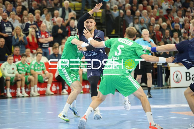 Marko Grgić (#17; SG Flensburg Handewitt) im Sprungwurf gegen Füchse Berlin
