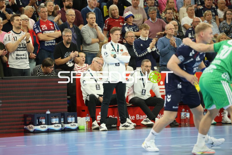 Trainerbank der SG Flensburg Handewitt während Heimspiel in der GGW Arena