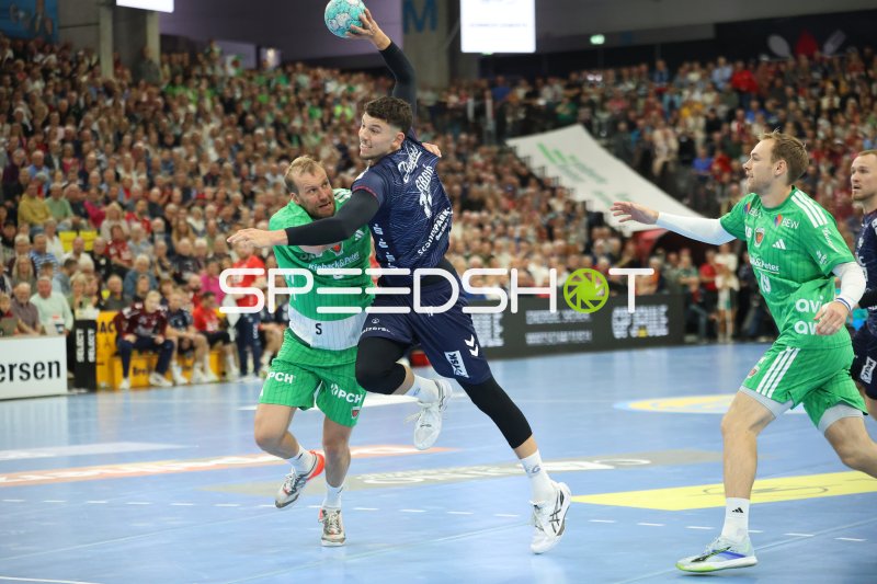 Marko Grgić (#17; SG Flensburg Handewitt) im Sprungwurf gegen Füchse Berlin