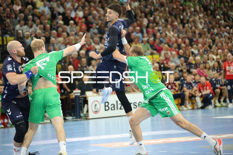 Marko Grgić (#17; SG Flensburg Handewitt) im Sprungwurf gegen Füchse Berlin