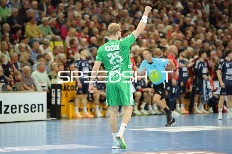 Lukas Jorgensen (#25; SG Flensburg Handewitt) jubelt nach Tor