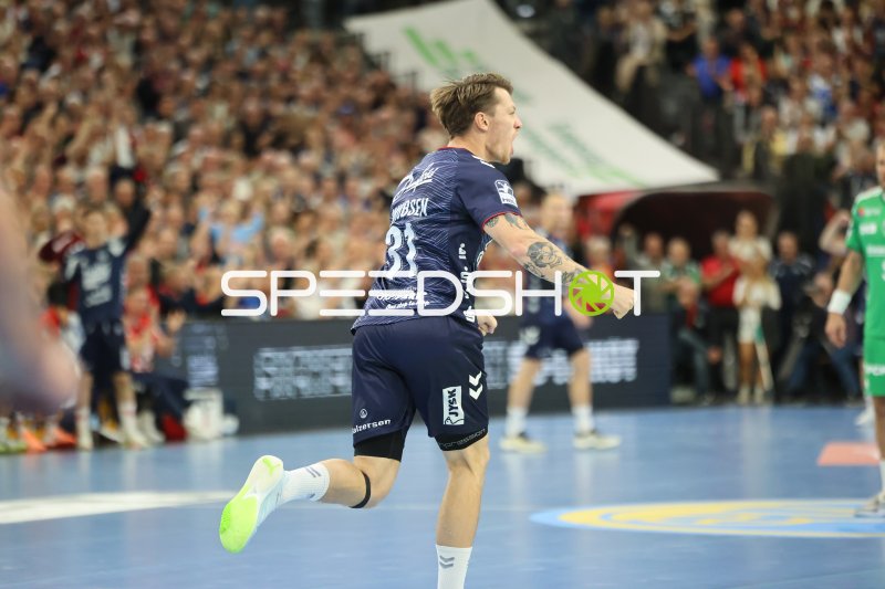 Füchse-Berlin-Spieler (#23) im Sprungwurf gegen SG Flensburg Handewitt
