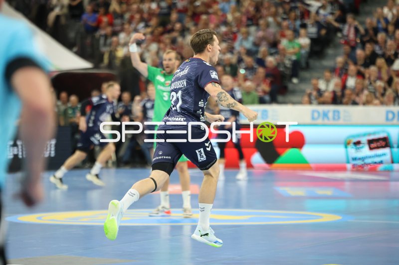 Füchse-Berlin-Spieler (#21) im Sprungwurf gegen SG Flensburg Handewitt