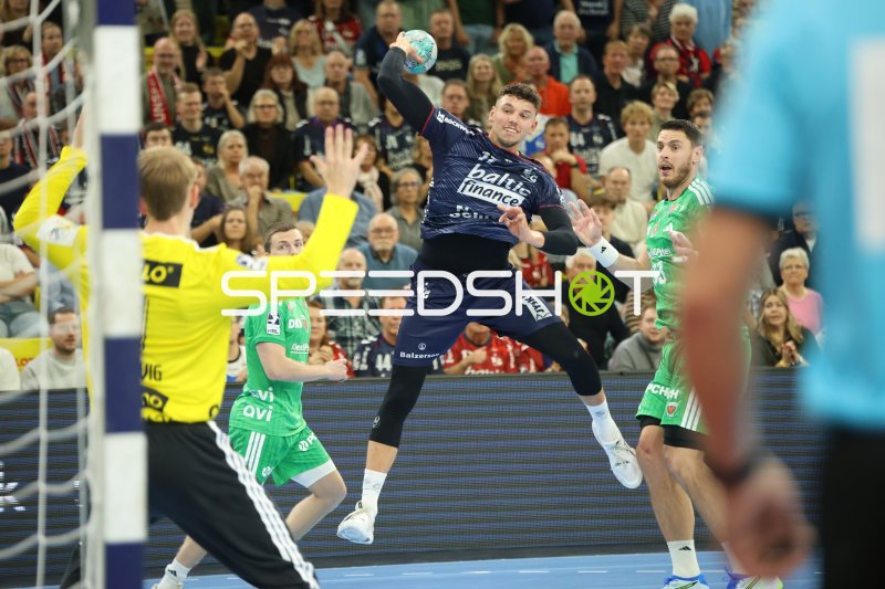 Mijajlo Marsenić im Sprungwurf gegen die Abwehr der SG Flensburg Handewitt