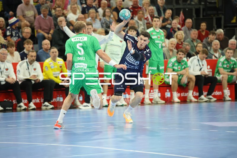 Aymeric Minne (#44; SG Flensburg Handewitt) gegen Abwehr der Füchse Berlin