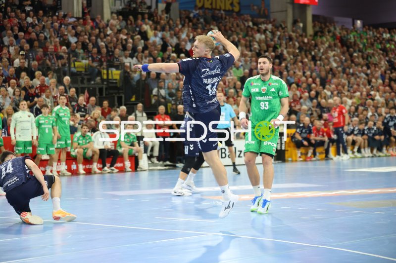 Mijajlo Marsenić (#93; Füchse Berlin) in der Abwehr gegen SG Flensburg