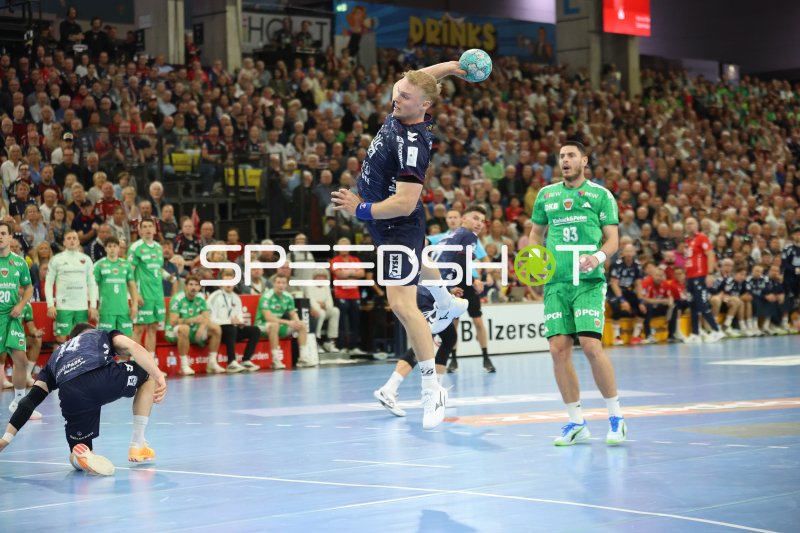 Füchse-Spieler im Sprungwurf gegen SG Flensburg Handewitt
