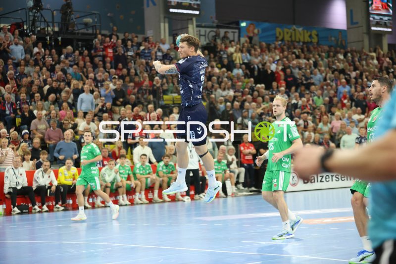 Matthes Langhoff (#25; Füchse Berlin) im Sprungwurf gegen SG Flensburg