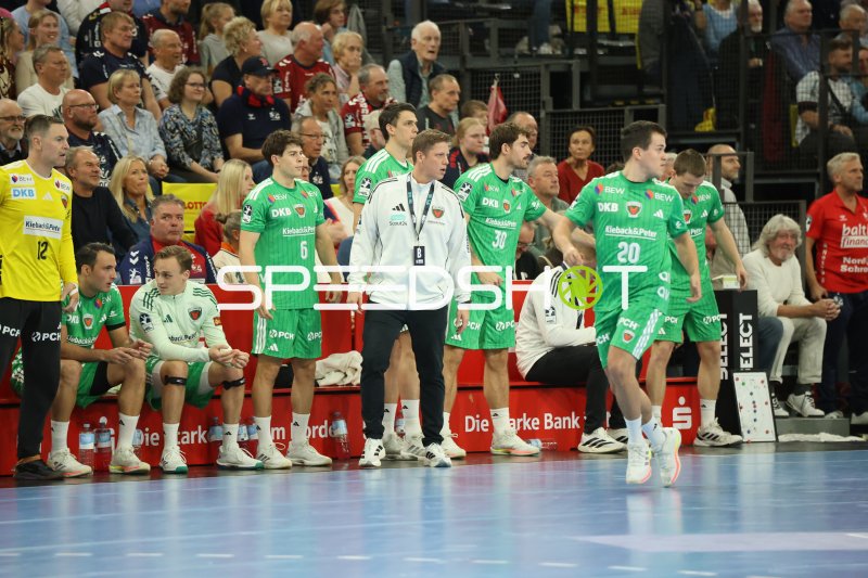 Füchse Berlin an der Seitenlinie in der GGW Arena Flensburg