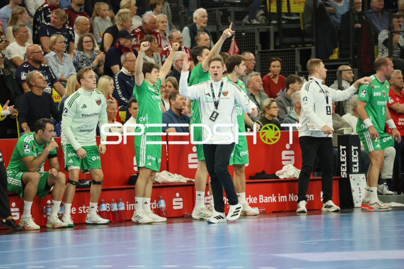 Füchse Berlin an der Seitenlinie in der GGW Arena Flensburg