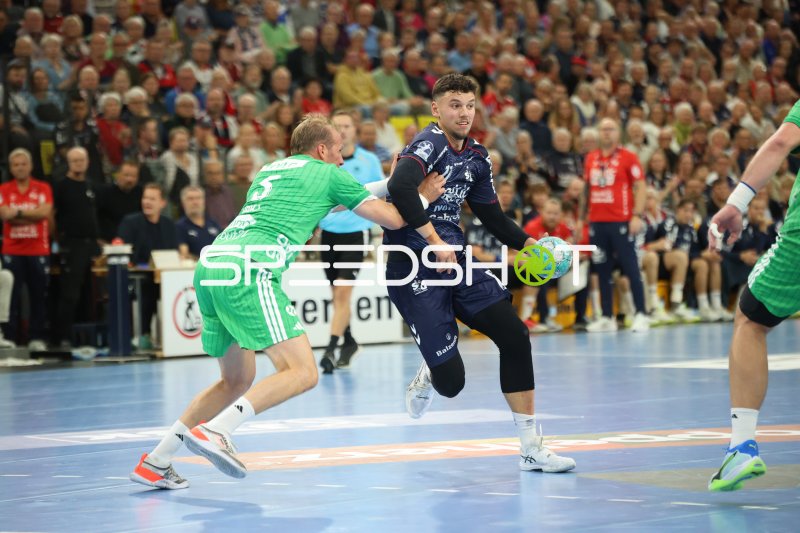 Marko Grgić (#17; SG Flensburg Handewitt) im Angriff gegen Füchse Berlin
