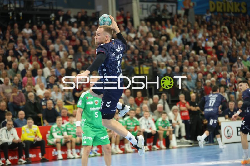 Spieler der SG Flensburg Handewitt im Sprungwurf gegen Füchse Berlin