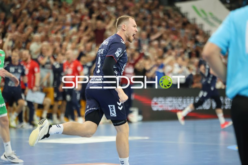 SG Flensburg Handewitt Spieler im Angriff gegen Füchse Berlin