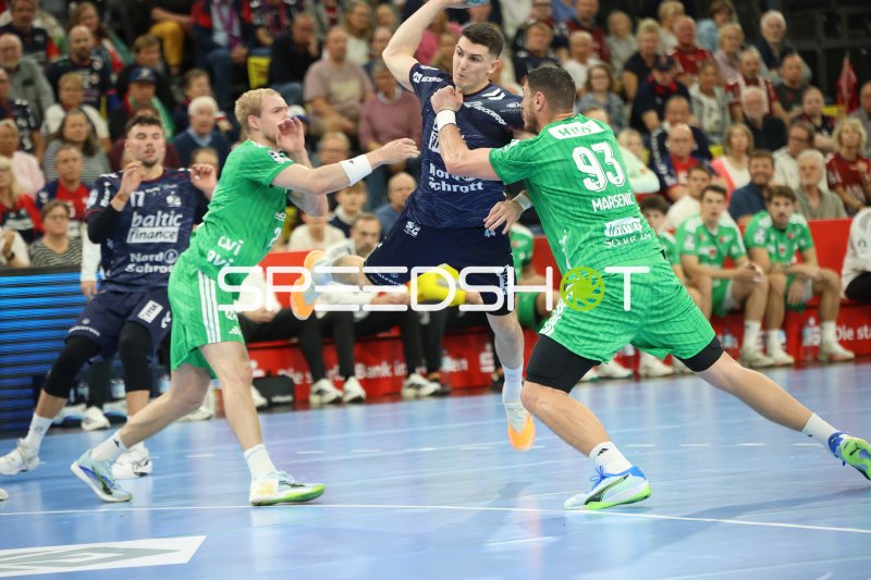 Aymeric Minne (#44; SG Flensburg Handewitt) im Zweikampf gegen Füchse Berlin