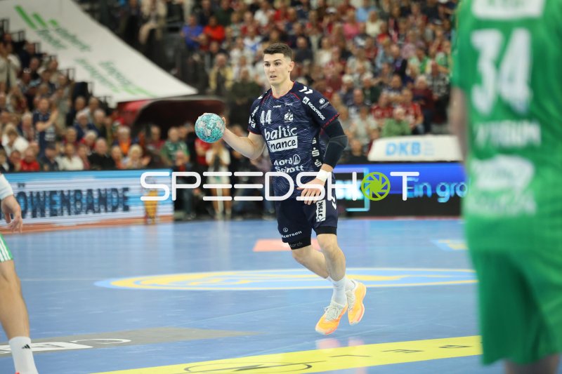 Aymeric Minne (#44; SG Flensburg Handewitt) im Sprungwurf
