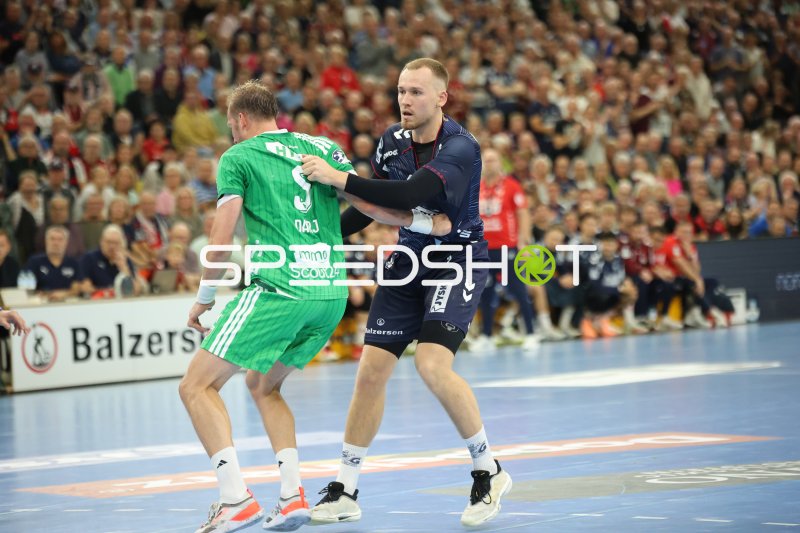Simon Pytlick (#2; SG Flensburg Handewitt) in der Abwehr gegen Füchse Berlin