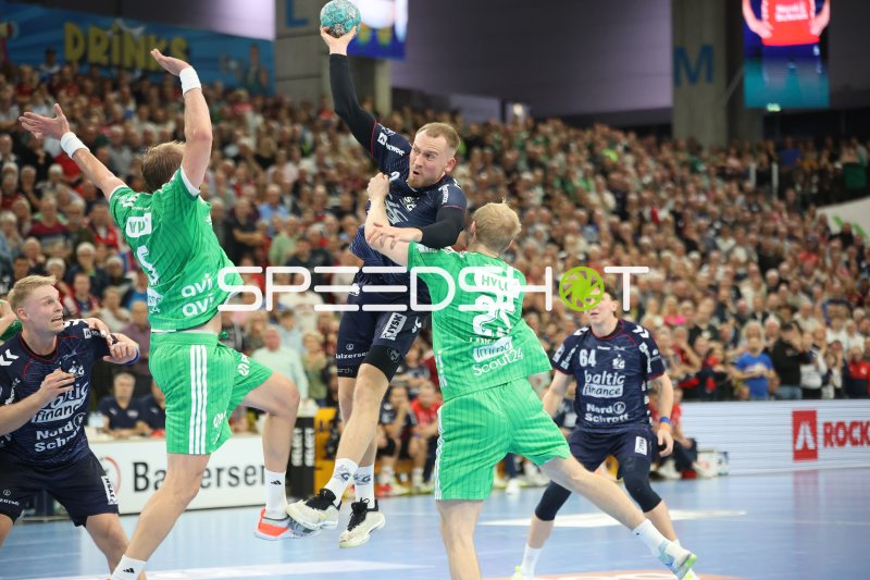 Lasse Møller (#64; SG Flensburg Handewitt) im Sprungwurf gegen Füchse Berlin
