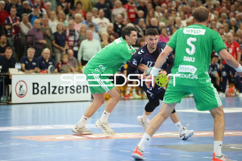 Frederik Simak (#9; Füchse Berlin) im Zweikampf gegen Marko Grgić (#17; SG Flensburg Handewitt)