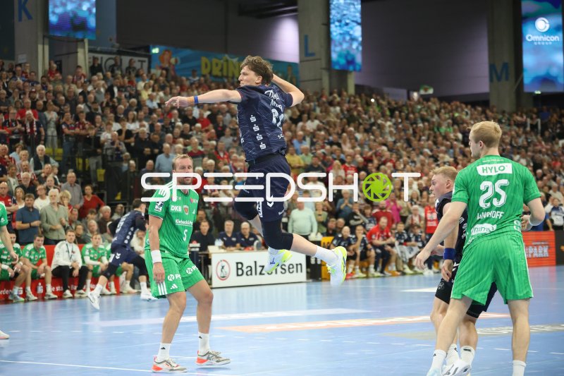 Lasse Moller (#64; SG Flensburg Handewitt) im Sprungwurf gegen Füchse Berlin