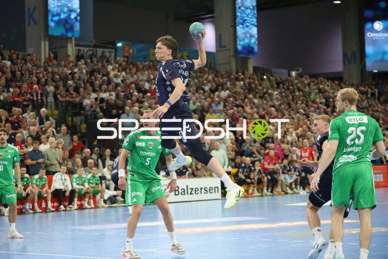 Lasse Moller (#64; SG Flensburg Handewitt) im Sprungwurf gegen Füchse Berlin