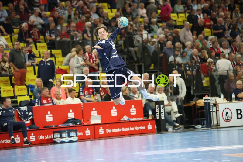 Spieler der Füchse Berlin im Sprungwurf gegen SG Flensburg Handewitt