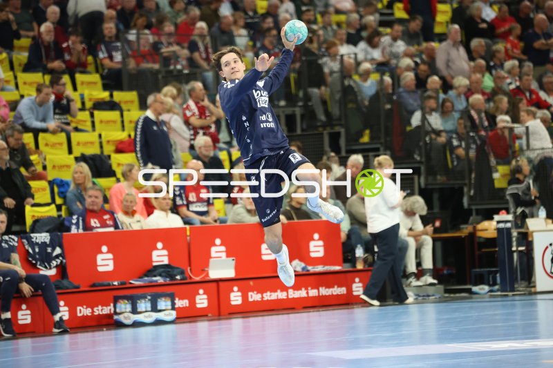 Füchse-Spieler im Sprungwurf gegen SG Flensburg Handewitt