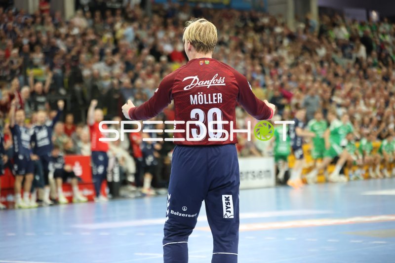 Simon Möller (#30; SG Flensburg Handewitt) feiert vor Publikum