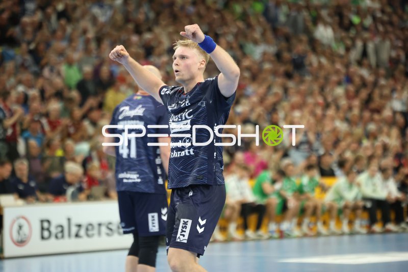Emil Bergholt (#14; SG Flensburg Handewitt) jubelt in der GGW Arena