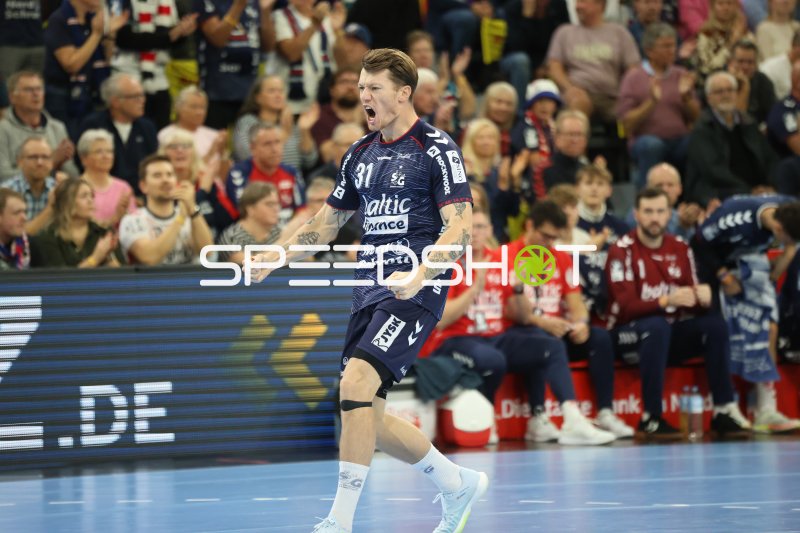 Emil Jakobsen (#31; SG Flensburg Handewitt) jubelt in der GGW Arena