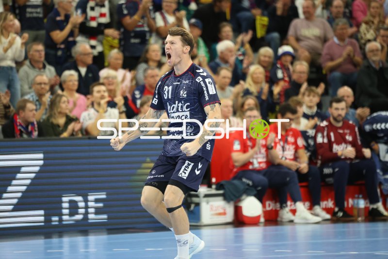 Emil Jakobsen (#31; SG Flensburg Handewitt) jubelt nach Tor
