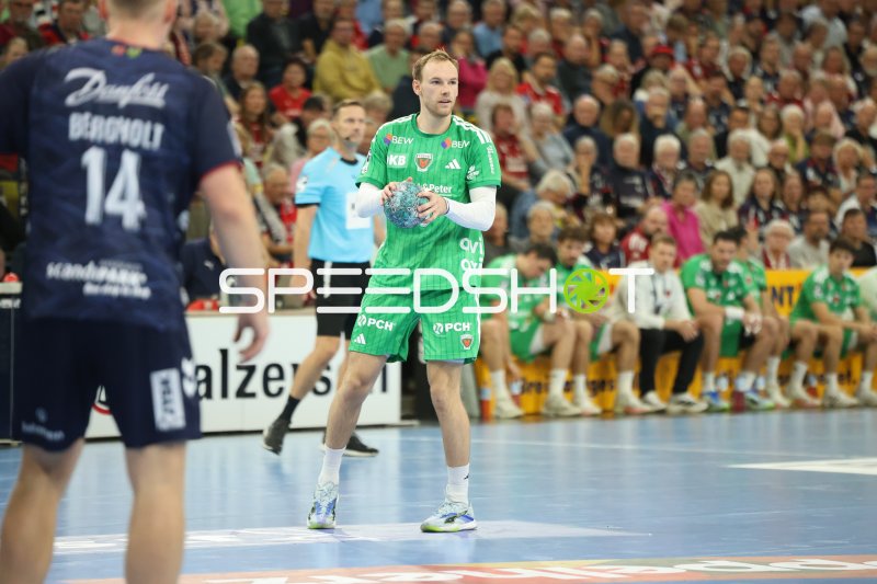 Mathias Gidsel (Füchse Berlin) mit Ball in der GGW Arena