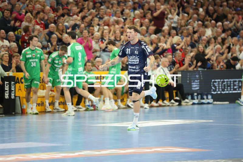 Emil Jakobsen (#31; SG Flensburg Handewitt) im Lauf gegen Füchse Berlin