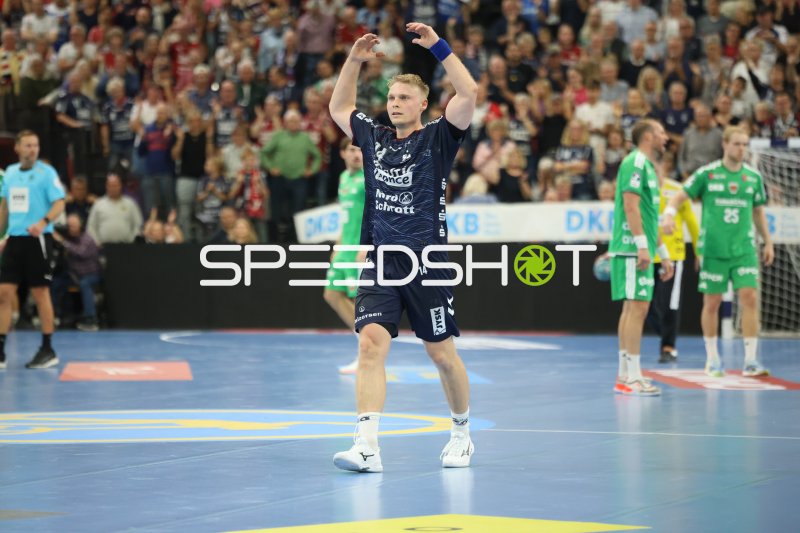 Emil Bergholt (#14; SG Flensburg Handewitt) jubelt in der GGW Arena