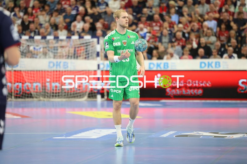 Matthes Langhoff (#25; Füchse Berlin) mit Ball in der GGW Arena