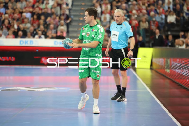 Tim Freihöfer (#20; Füchse Berlin) mit Ball in der GGW Arena