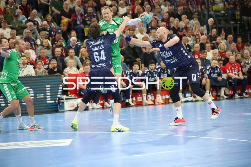 Emil Jakobsen (#31; SG Flensburg Handewitt) im Sprungwurf gegen Füchse Berlin