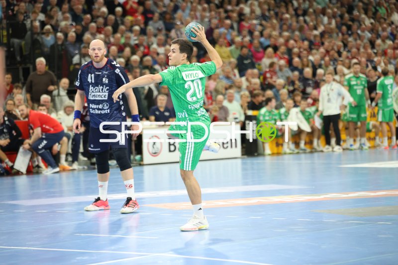 Spieler der Füchse Berlin im Sprungwurf gegen SG Flensburg Handewitt