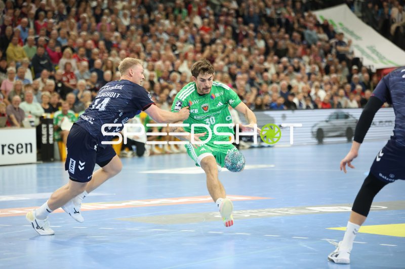 Spieler der Füchse Berlin (#30) im Dribbling gegen SG Flensburg Handewitt