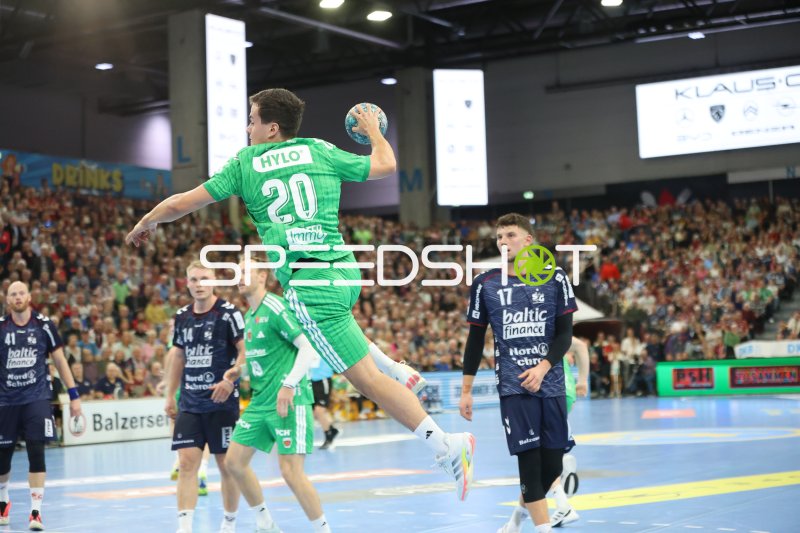 Mathias Gidsel (#19; Füchse Berlin) gegen Marko Grgić (#17; SG Flensburg Handewitt)