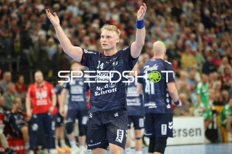 Emil Bergholt (#14; SG Flensburg Handewitt) jubelt in der GGW Arena