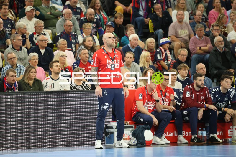 Ales Pajovic beobachtet das Spiel von der Seitenlinie in der GGW Arena