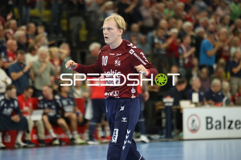 Simon Möller (#30; SG Flensburg Handewitt) dirigiert die Abwehr