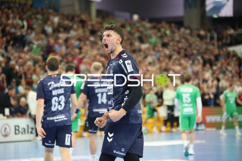 Luca Witzke (#77; SG Flensburg Handewitt) jubelt in der GGW Arena