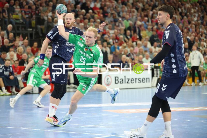 Arnar Freyr Arnarsson (#41; SG Flensburg Handewitt) im Sprungwurf gegen Füchse Berlin