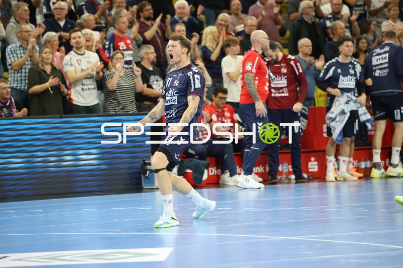 Emil Jakobsen (#31; SG Flensburg Handewitt) jubelt in der GGW Arena