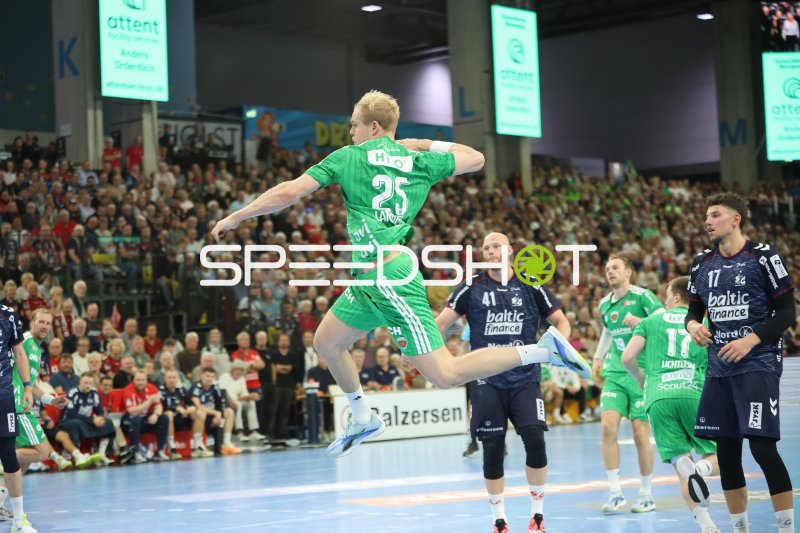 Matthes Langhoff (#25; Füchse Berlin) im Sprungwurf gegen SG Flensburg Handewitt