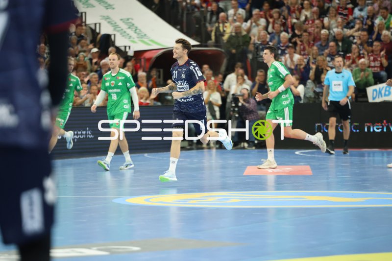 Mathias Gidsel (#19; Füchse Berlin) im Gegenstoß gegen Emil Jakobsen (#31; SG Flensburg Handewitt)