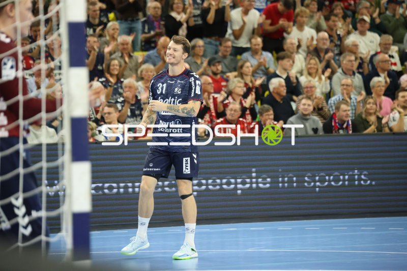 Emil Jakobsen (#31; SG Flensburg Handewitt) jubelt vor heimischem Publikum