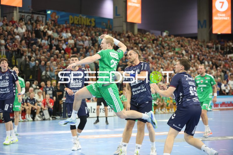 Lasse Møller (#64; SG Flensburg Handewitt) im Sprungwurf gegen Füchse Berlin